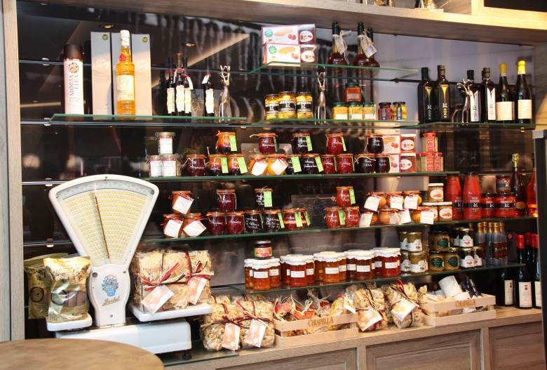 Feinkostregal neu bestückt ....