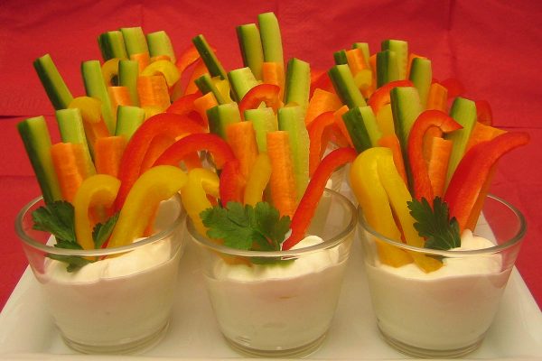 Gemuesesticks mit Kraeuterdip