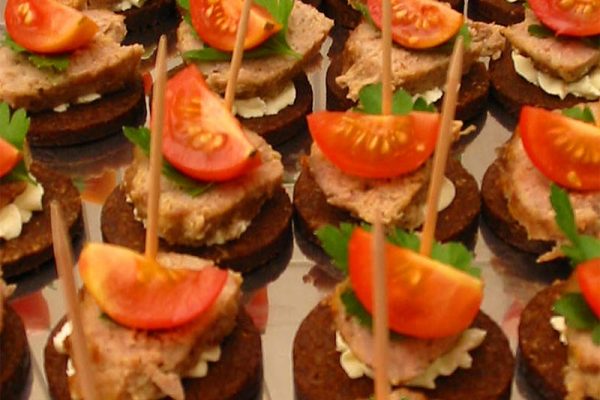 Hackfleischbaellchen auf Pumpernickeltalern