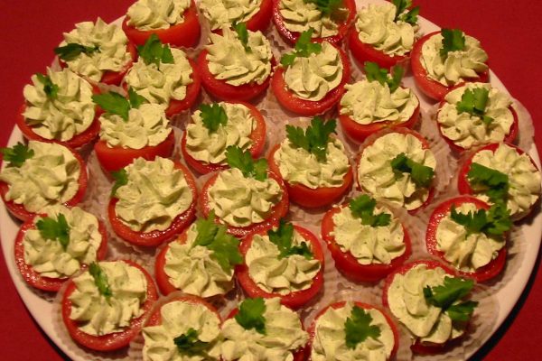 Kirschtometen gefuellt mit Pestofrischkaese