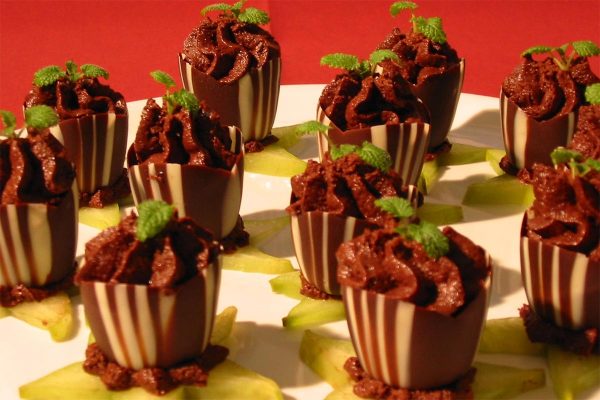 Mousse au chocolat im Schokobecher