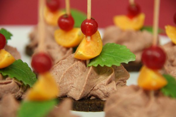 Pumpernickeltaler mit Lebermousse