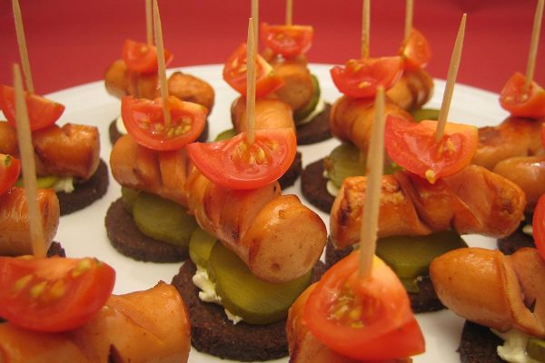 Pumpernickeltaler mit Wiener Wuerstchen