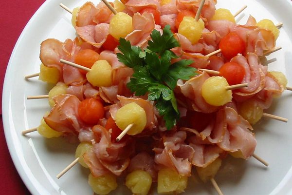 Putenschinkenspiesse mit Ananasbaellchen