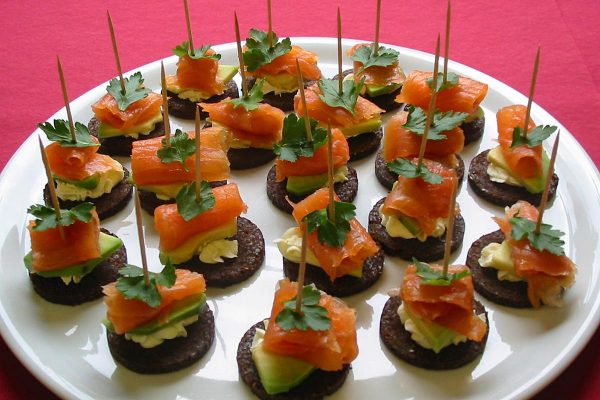 Raeucherlachs auf Pumpernickeltalern