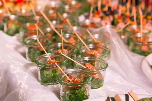 Raeucherlachs auf Wakamesalat