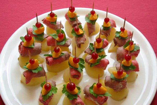 Roastbeefroellchen auf Baby Birne