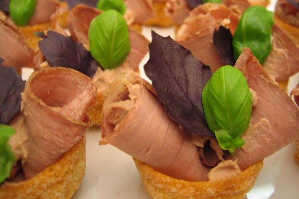 Vitello tonnato im Blaetterteigpastetchen