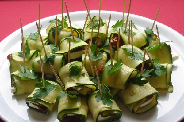 Zucchiniroellchen gefuellt mit Schafskaese