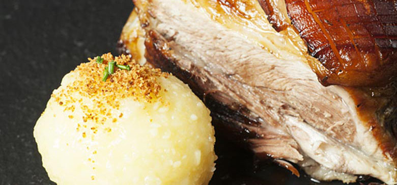 bayrischen Schweinsbraten mit Knödel