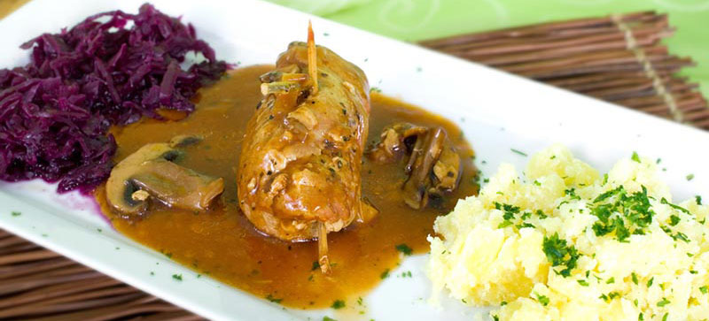 Fleischroulade an Petersilienstampfkartoffeln mit Rotkraut