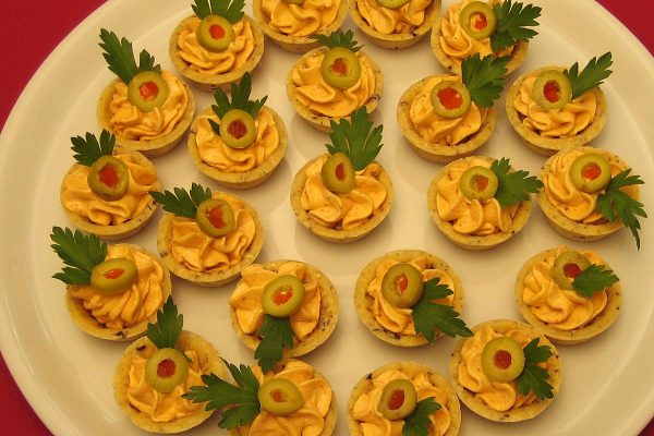 gefuellte Blaetterteigpastetchen