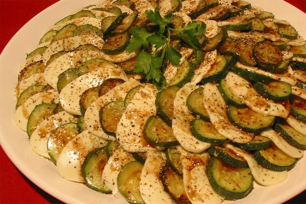 geroestete Zucchinischeiben an Mozzarella mit Oreganovinaigrette