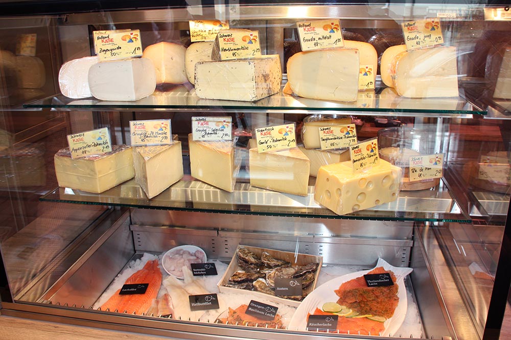 Eine erlesene Auswahl von internationalen & nationalen Käsespezialitäten bieten wir Ihnen in unserem täglichen Sortiment. Neben Feinkostsalaten aus eigener Herstellung, bereichern wir unsere Auswahl von Donnerstag bis Samstag mit Frischfisch und Räucherfisch aus Fluss und Meer.